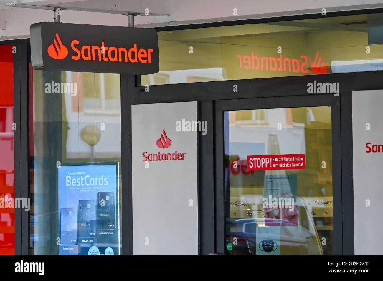 Santander Consumer Bank AG, établissement de crédit allemand.Logo rouge de la branche à Braunschweig Allemagne.Filiale de la Banco Santander espagnole. Banque D'Images
