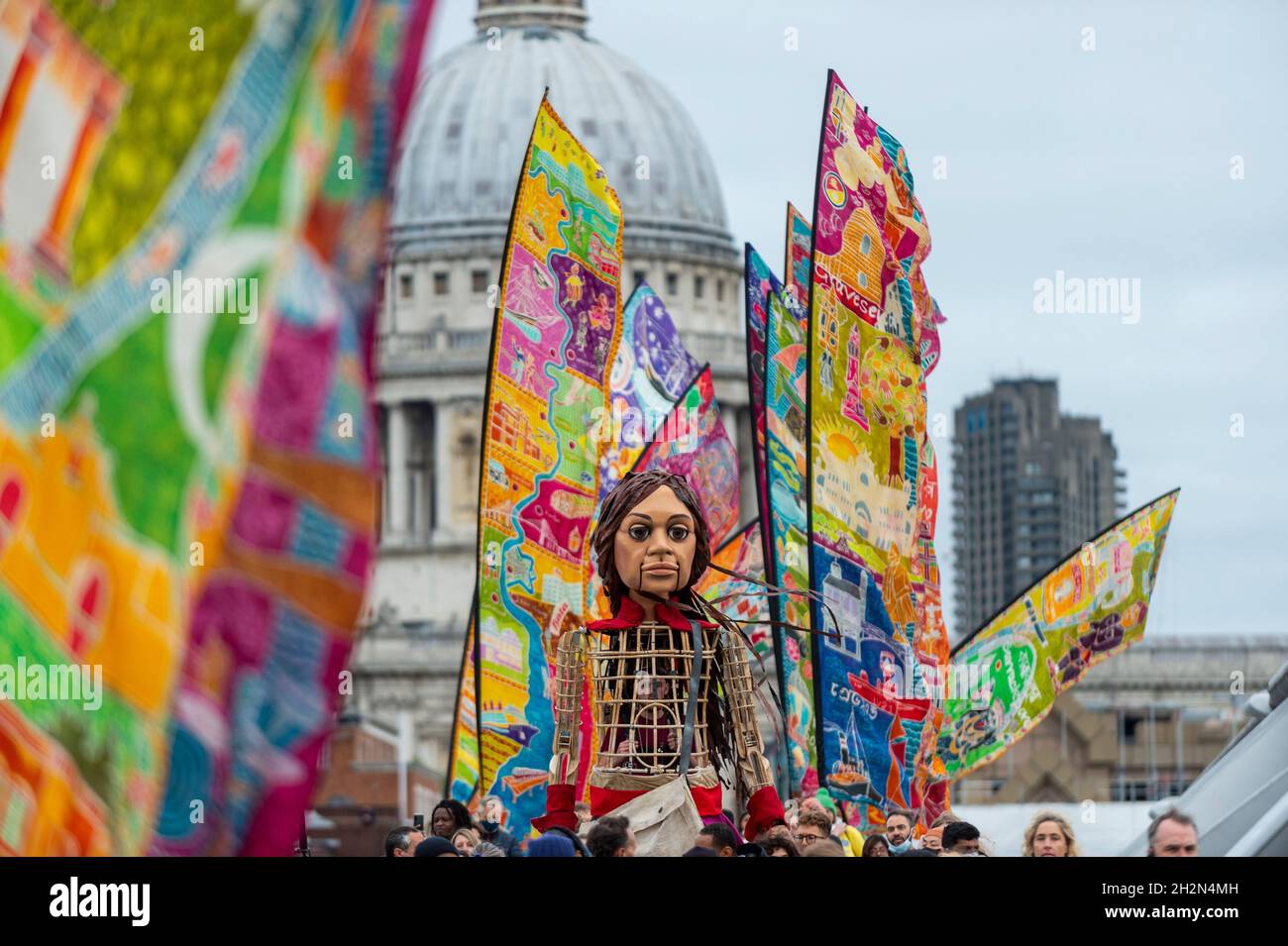 Londres, Royaume-Uni.23 octobre 2021.Little Amal, une œuvre d'art vivante de 3,5 m de haut, traverse le pont du millénaire.Elle participe à la marche, produite par le théâtre Good chance, qui se déplace sur 8 000 km pour venir en aide aux réfugiés.Créé par Handspring Puppet Company, Little Amal représente un jeune enfant réfugié syrien qui a marché de la Turquie à travers l'Europe au Royaume-Uni et son voyage se terminera à Manchester en novembre.Credit: Stephen Chung / Alamy Live News Banque D'Images