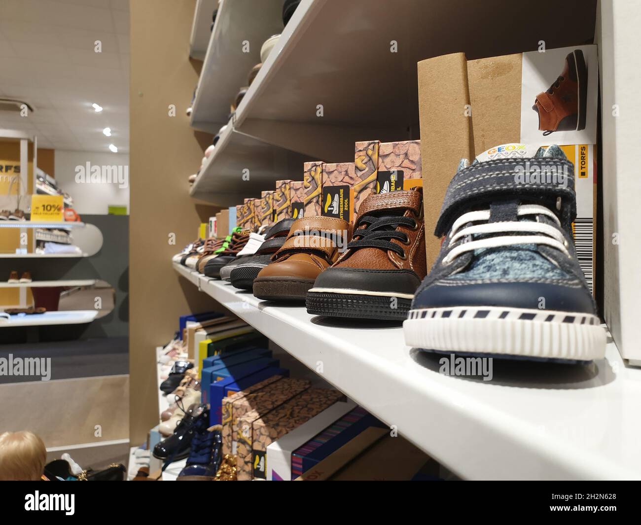 Hoogstraten, Belgique - 2 octobre 2021 : un portrait de chaussures pour  tout-petits debout sur une étagère dans un magasin de chaussures en Belgique.Les  chaussures pour enfants sont dotées d'une fermeture à