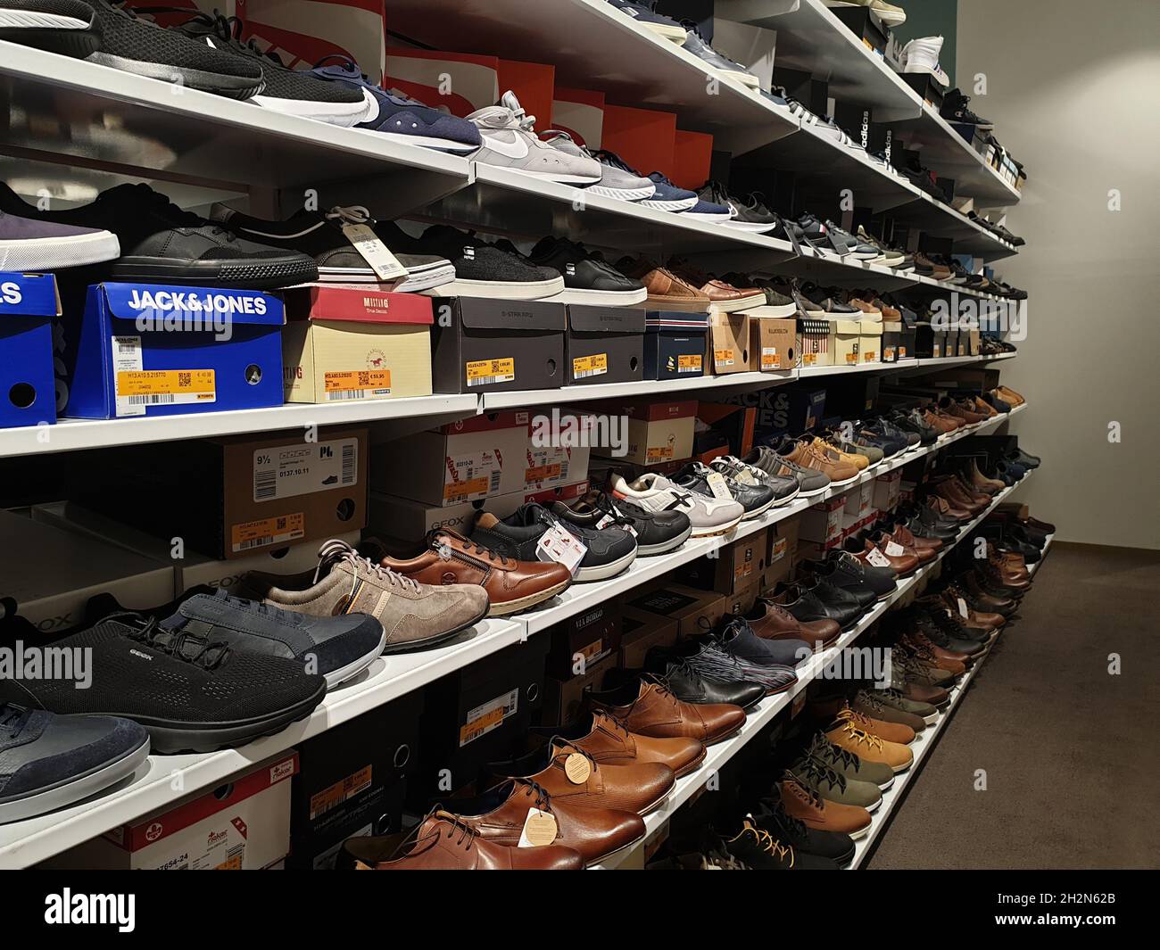 Hoogstraten, Belgique - 2 octobre 2021 : un portrait d'une étagère pleine  de chaussures pour hommes dans un magasin en Belgique.Les chaussures sont  disponibles dans toutes les couleurs, toutes les tailles Photo