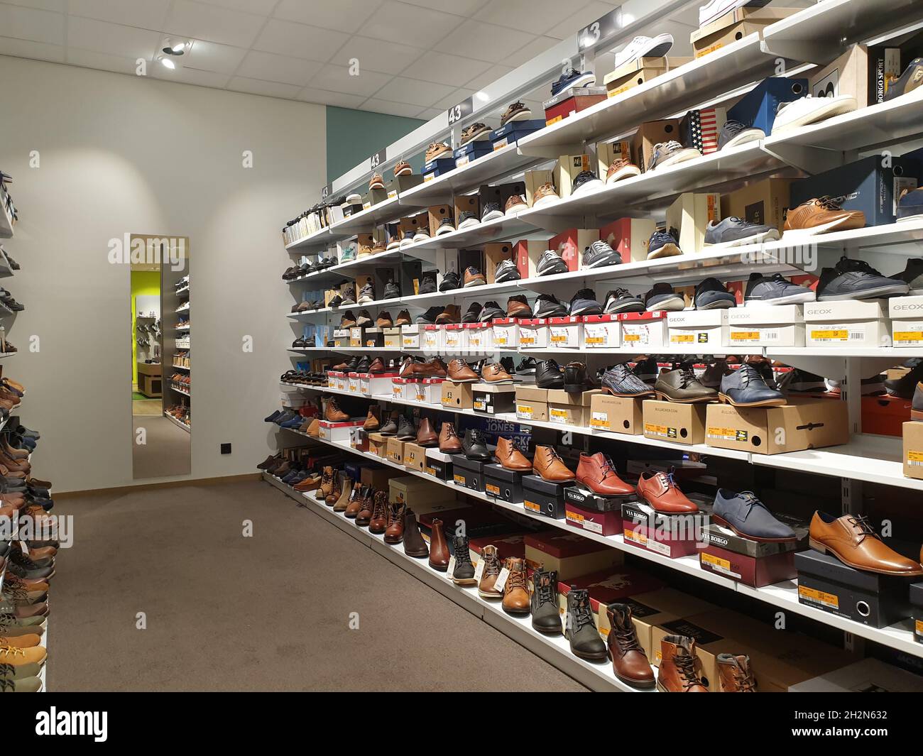 Hoogstraten,Belgique - 2 octobre 2021:Hoogstraten,Belgique - 2 octobre  2021: Portrait d'une étagère pleine de chaussures pour hommes dans un  magasin en Belgique.Le pied Photo Stock - Alamy
