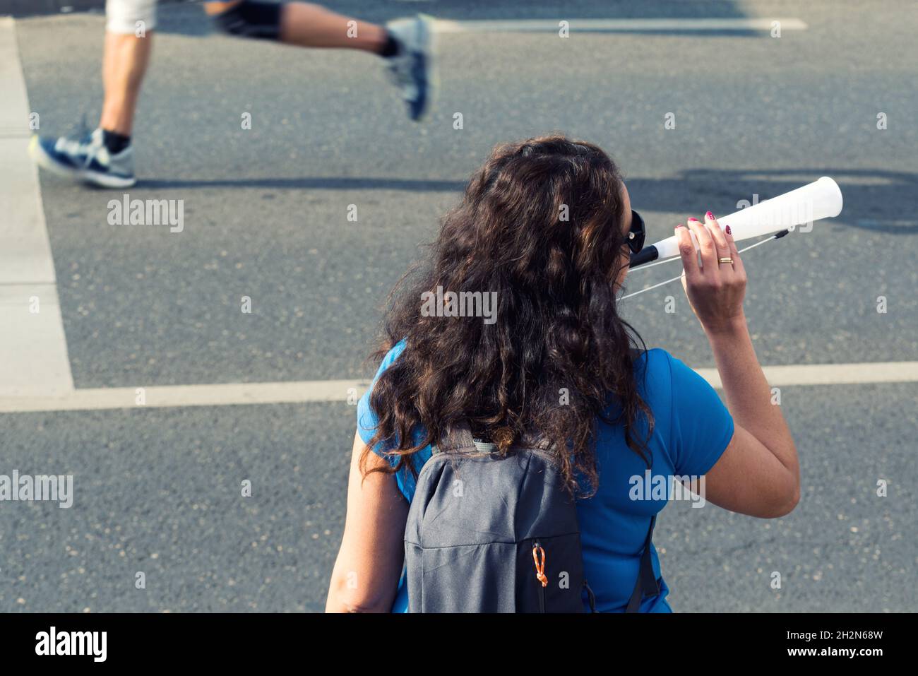 Vue arrière de la femme qui fait du son avec la pipe lors d'un événement sportif Banque D'Images