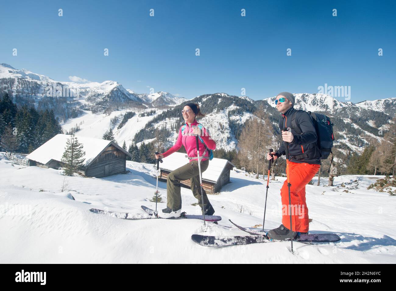 Jeune couple avec skis randonnée sur la neige Banque D'Images