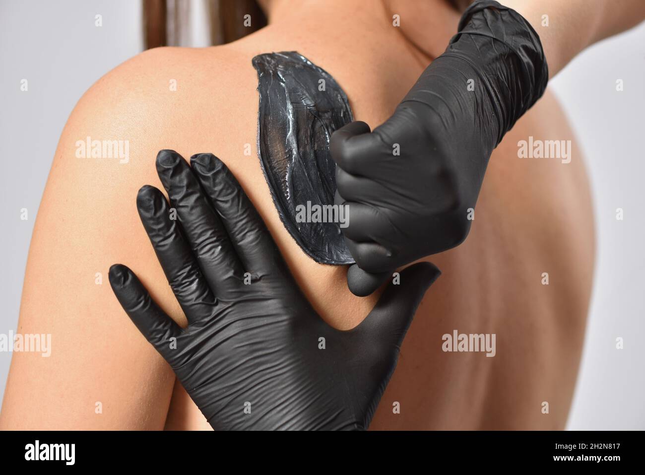 Femme faisant l'épilation de la cire noire sur son corps, soin de soi et  concept de féminité Photo Stock - Alamy