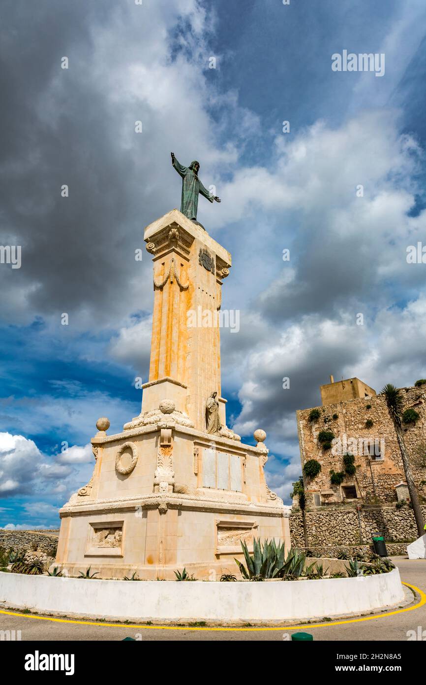Espagne, Iles Baléares, Minorque, es Mercadal, nuages sur la statue de Jésus-Christ à El Toro Banque D'Images