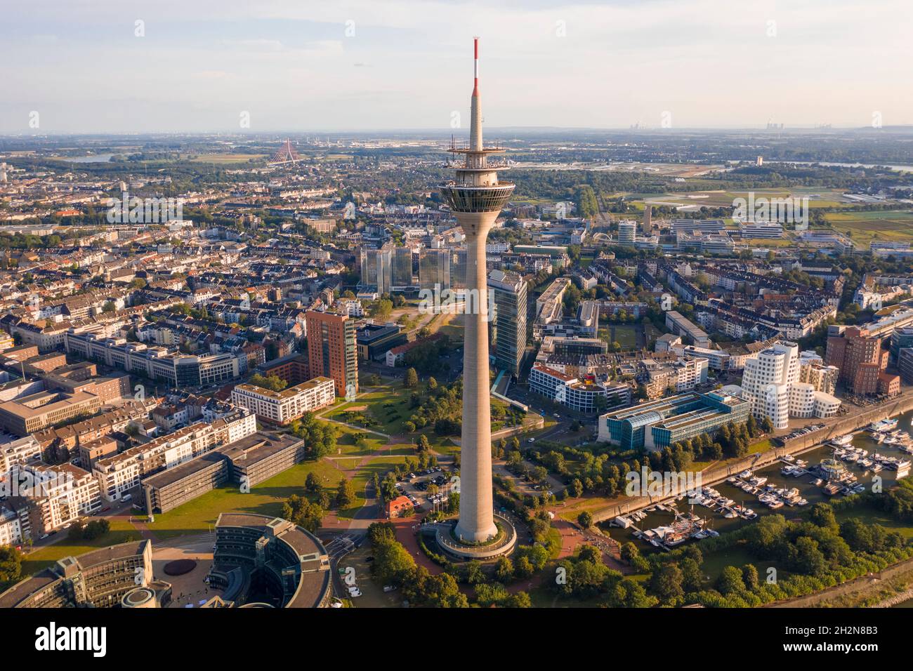Allemagne, Rhénanie-du-Nord-Westphalie, Düsseldorf, vue aérienne de la tour du Rhin avec les régions d'Unterbilk et Bilk en arrière-plan Banque D'Images