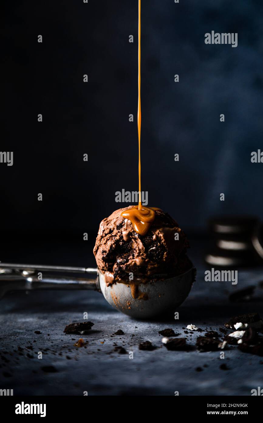 Motif de figurines de dinosaure en plastique vert, rouge et bleu posé à plat sur fond jaune Banque D'Images