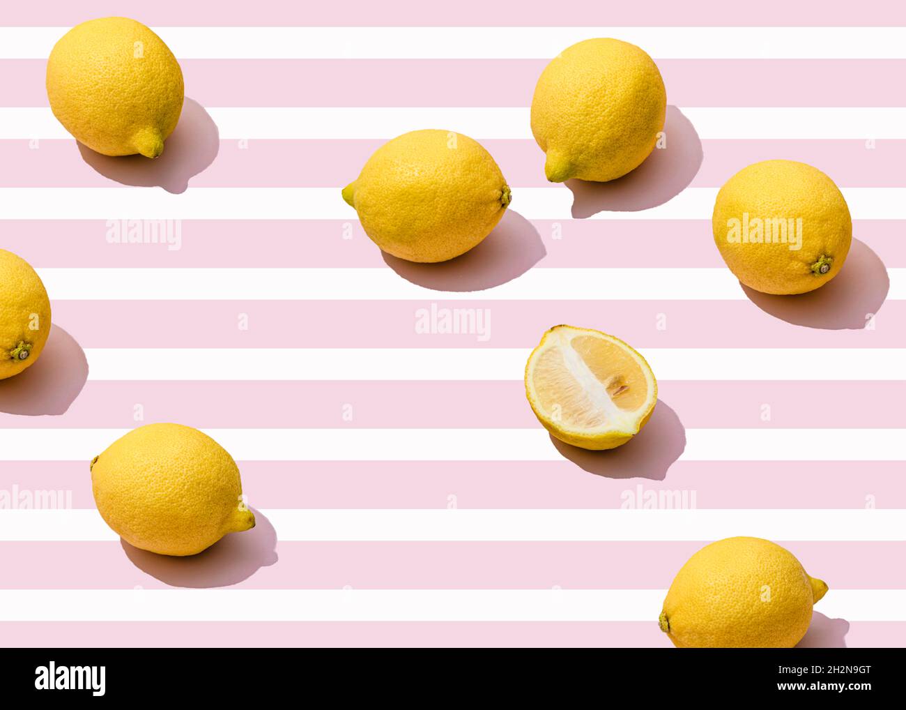 Motif de figurines de dinosaure en plastique vert, rouge et bleu posé à plat sur fond jaune Banque D'Images