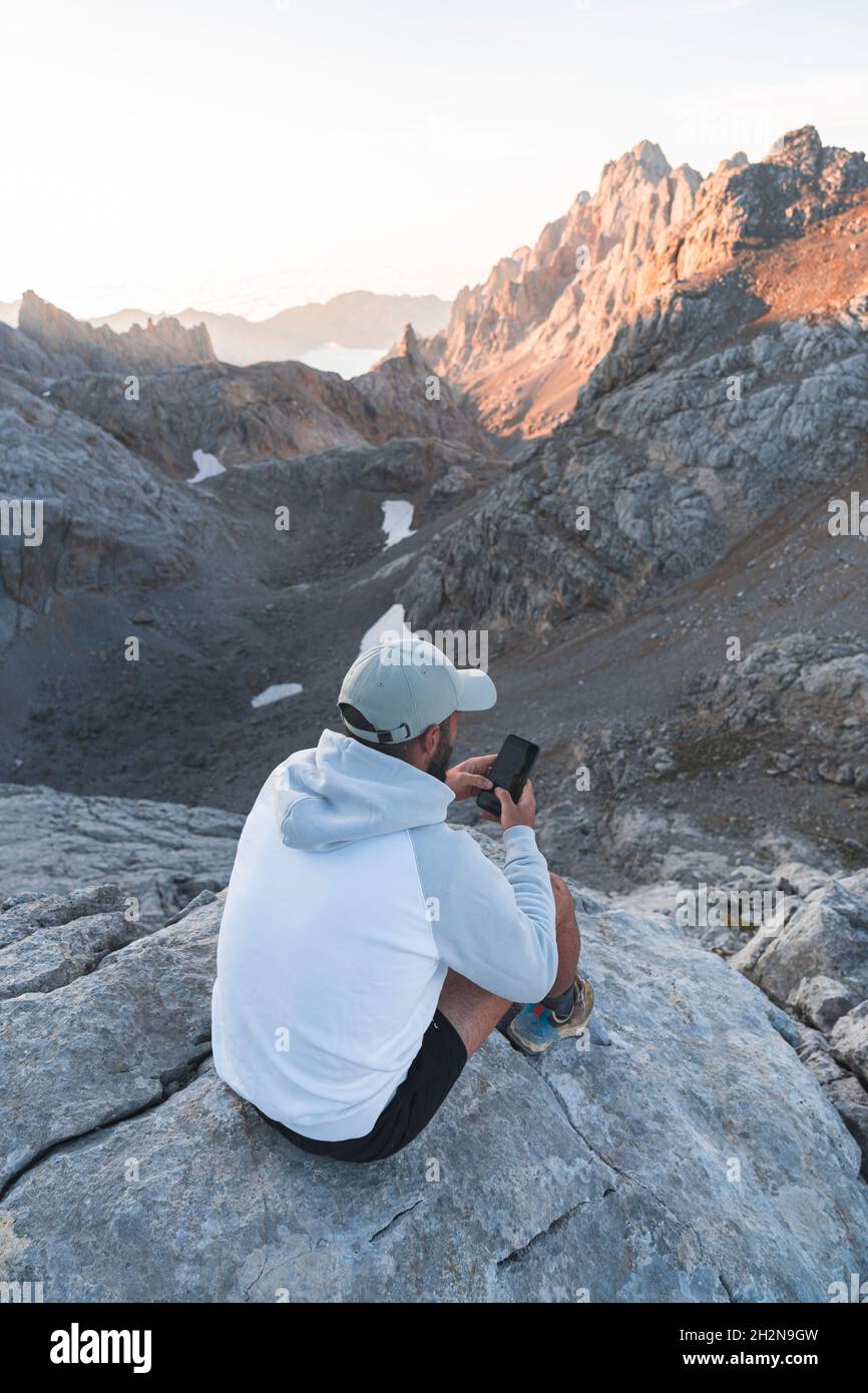 Randonnée touristique mâle sur la chaîne de montagnes Picos de Europe pendant les vacances, Cantabrie, Espagne Banque D'Images