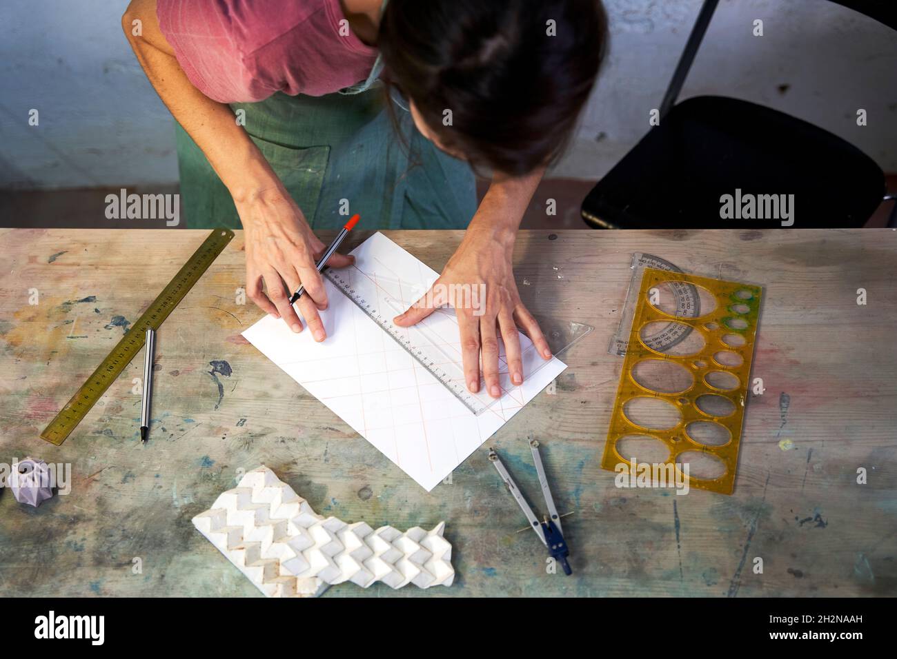 Dessin professionnel féminin sur papier pendant le travail en atelier Banque D'Images