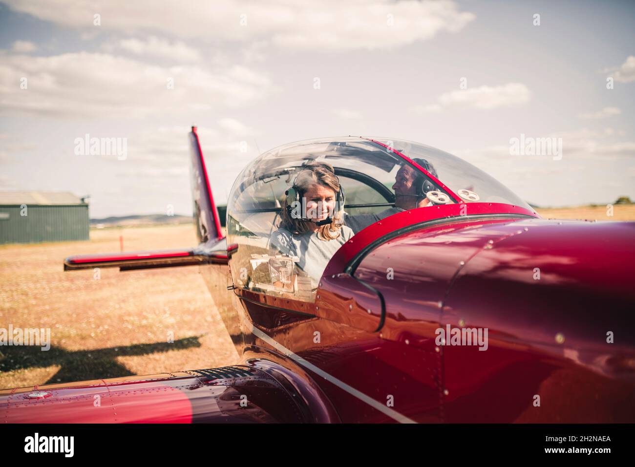 Femme utilisant le tableau de bord dans un avion Banque D'Images