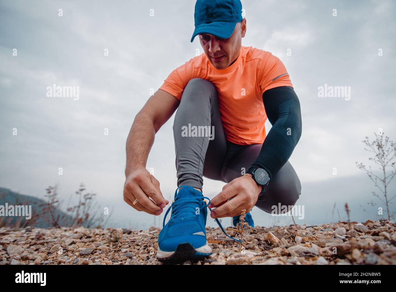 Homme de sport de plus de 40 ans vêtu de vêtements de sport pour serrer ses  chaussures de course à pied Photo Stock - Alamy