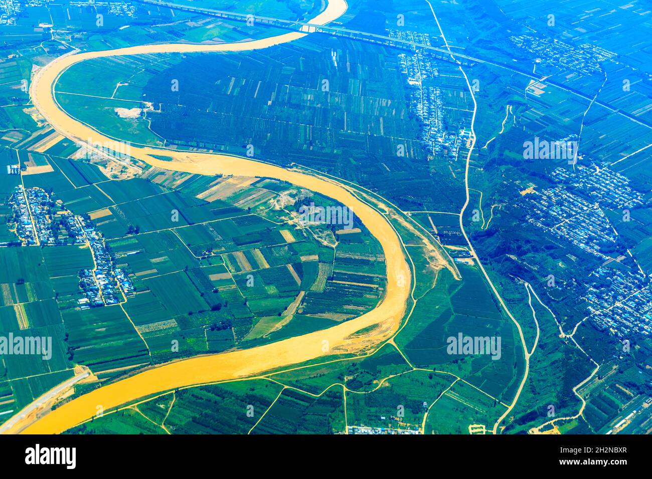 Vue aérienne de la terre verte et de la rivière sinueuse. Banque D'Images