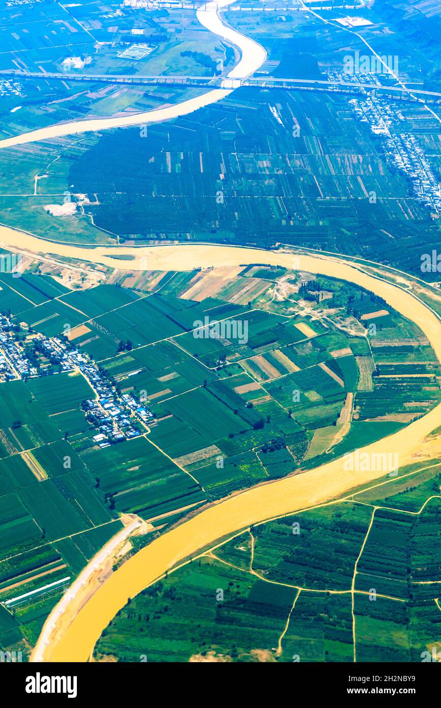 Vue aérienne de la terre verte et de la rivière sinueuse. Banque D'Images