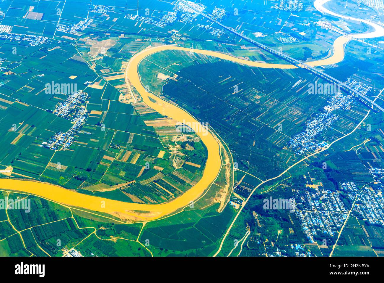 Vue aérienne de la terre verte et de la rivière sinueuse. Banque D'Images