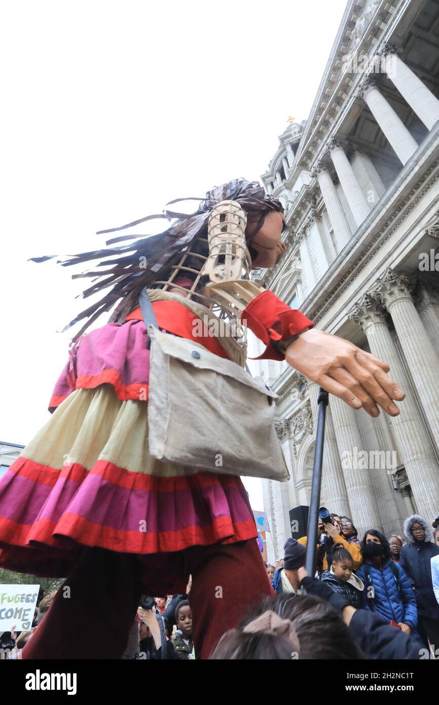 Londres, Royaume-Uni, 23 octobre 2021.Little Amal, une marionnette géante d'un jeune réfugié syrien atteint Londres et St Pauls, après avoir marché de Turquie à la recherche de sa mère.La marche a été créée pour mettre en lumière le sort des jeunes réfugiés qui ont besoin d'aide pour reconstruire leur vie.Monica Wells/Alay Live News Banque D'Images