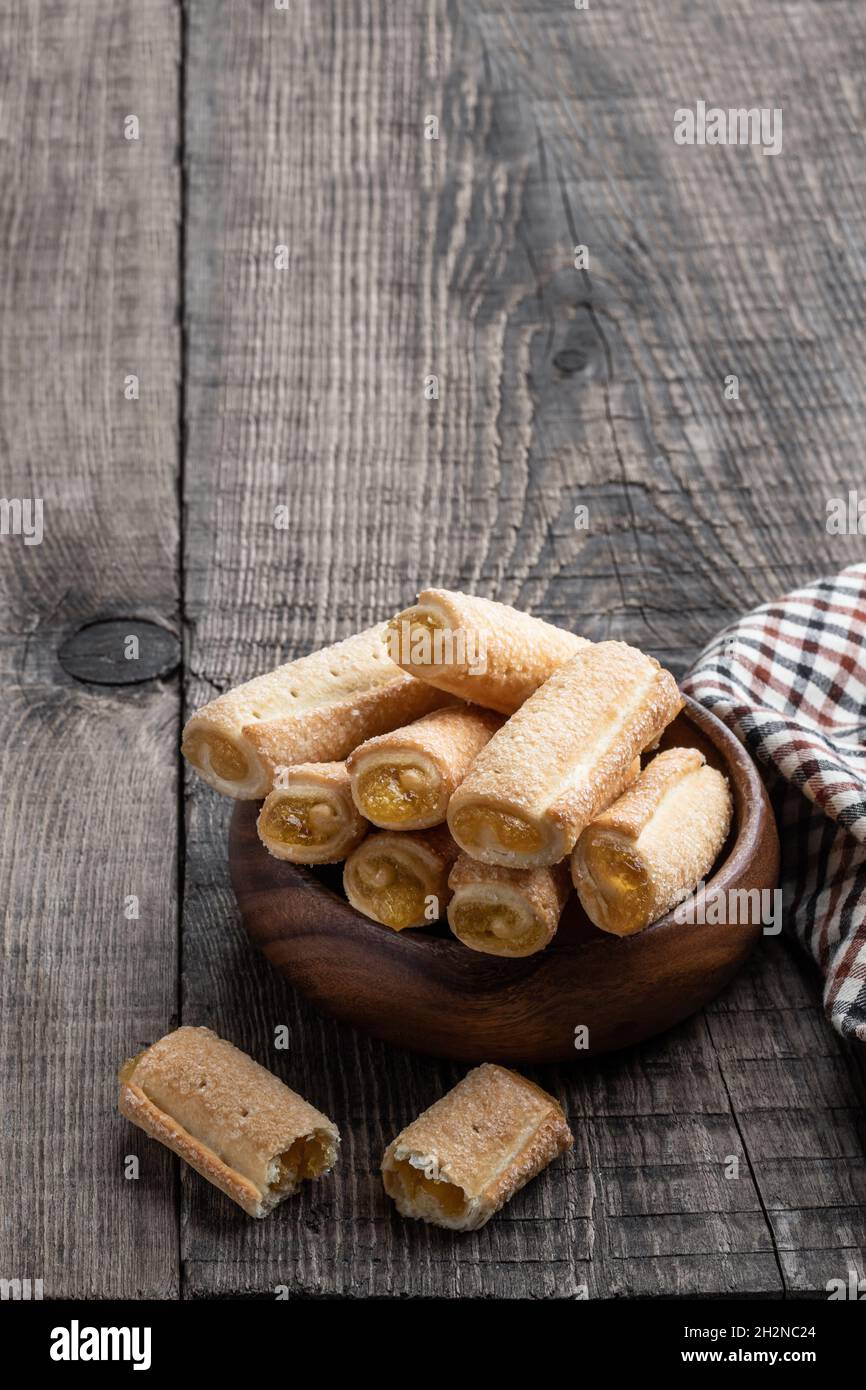 Petits gâteaux faits maison au citron sur une table en bois Banque D'Images