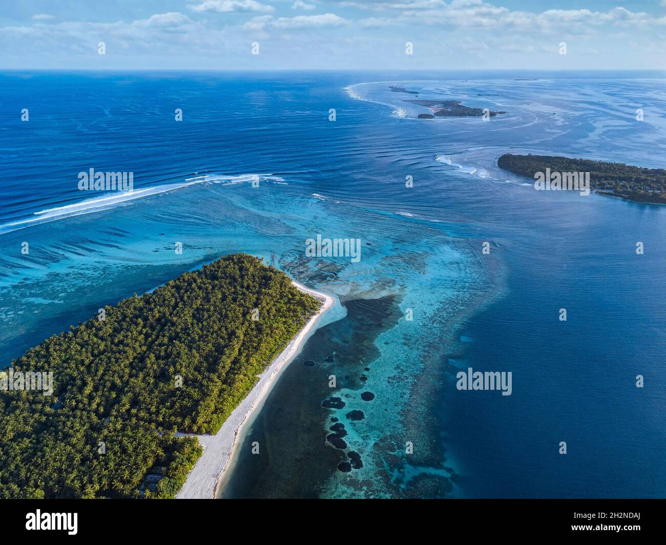 Maldives, Meemu Atoll, Veyvah, vue aérienne de la petite île habitée dans l'océan Indien Banque D'Images