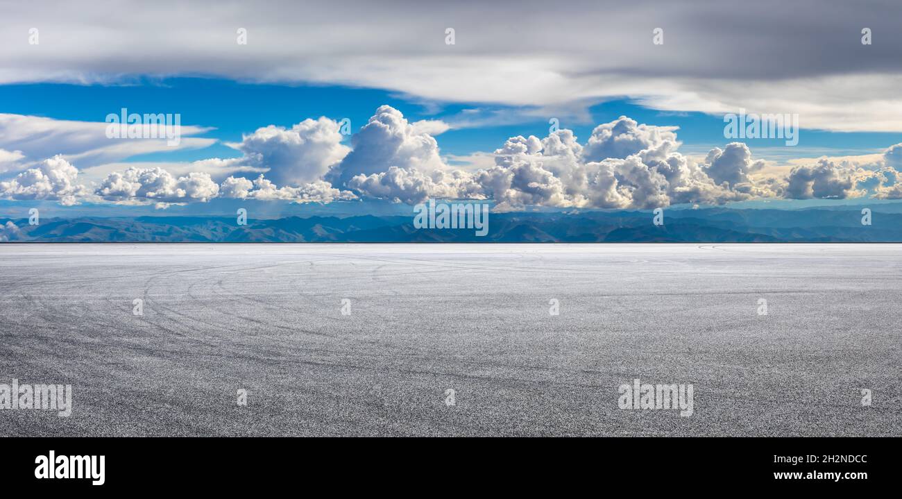 Piste de course vide et montagne avec ciel nuages paysage. Banque D'Images