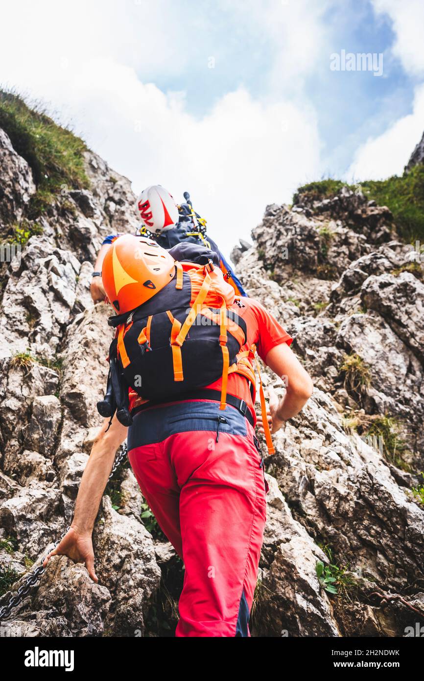 Hommes randonneurs escalade montagne rocheuse Banque D'Images