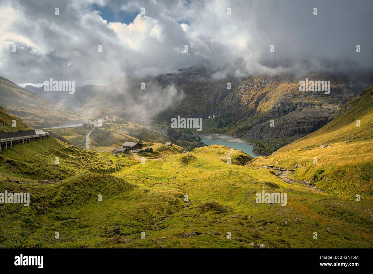 Des nuages bas sur la vallée verte et la route alpine de Grossglockner dans le parc national de High Tauern Banque D'Images