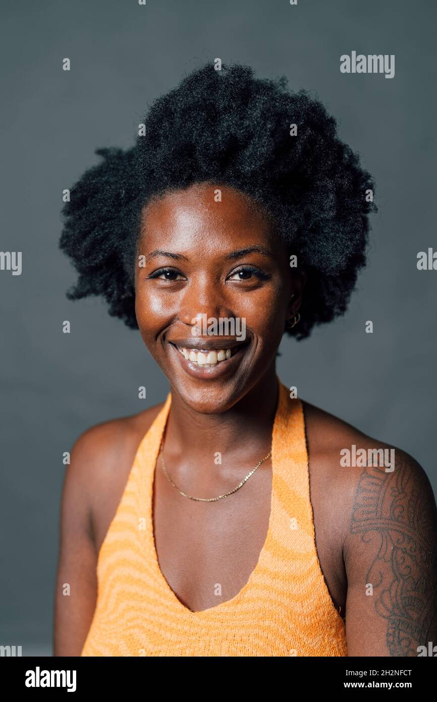 Bonne jeune femme afro en studio Banque D'Images