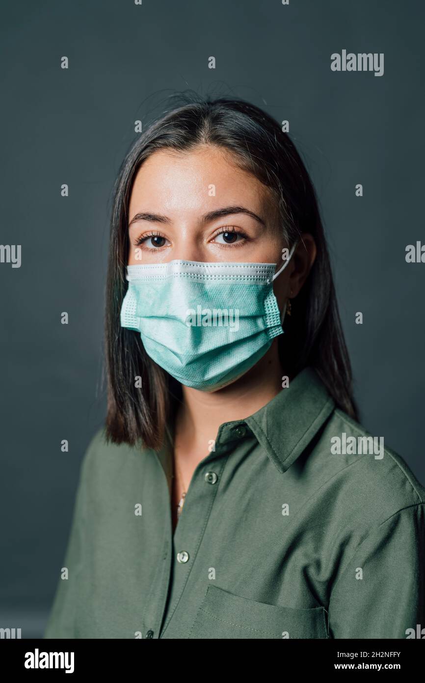 Femme portant un masque de protection en studio Banque D'Images