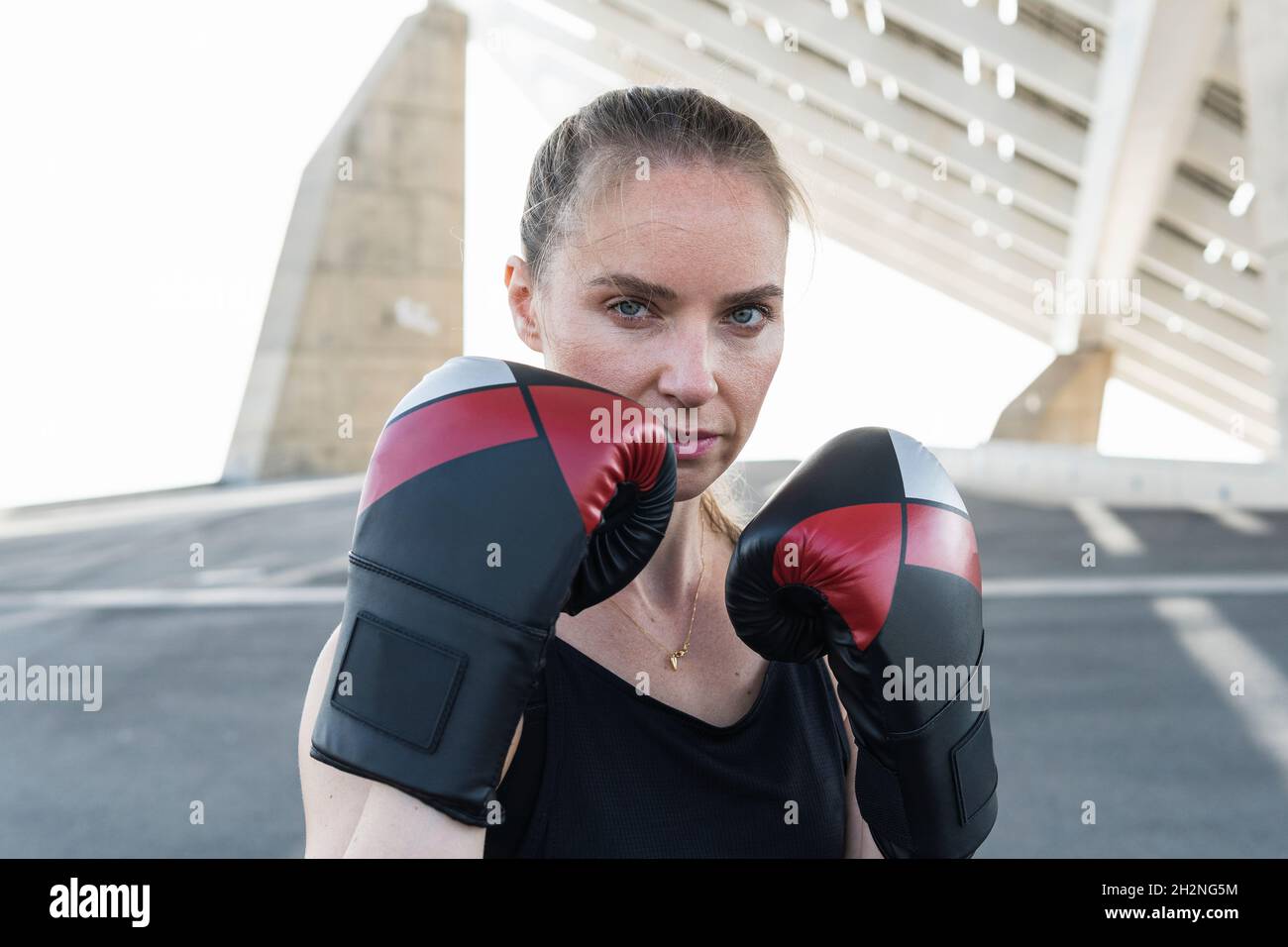 Athlète féminine sérieuse avec gant de boxe Banque D'Images