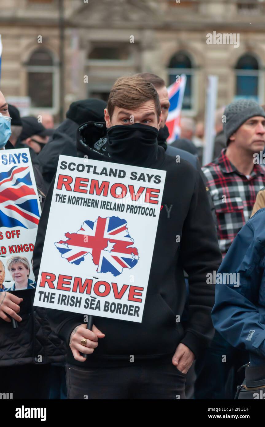 Glasgow, Écosse, Royaume-Uni.23 octobre 2021.Les militants participant à la Coalition unioniste-loyaliste défilent dans les rues de la ville, de Haugh Street à George Square, pour protester contre la frontière de la mer d'Irlande et le Protocole d'Irlande du Nord.Credit: SKULLY/Alay Live News Banque D'Images