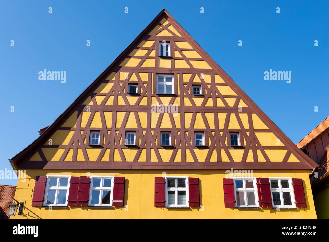 Allemagne, Bavière, Dinkelsbuhl, extérieur de maison à colombages peinte en jaune Banque D'Images