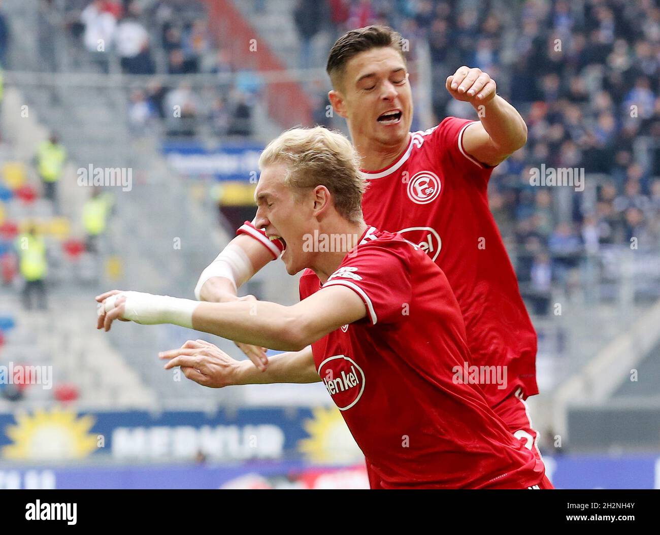 Dusseldorf Allemagne 23 Octobre 2021 Football 2eme Bundesliga Fortuna Dusseldorf Karlsruher Sc Matchday 11 Au Merkur Spiel Arena Le Buteur De But De Dusseldorf Pour 2 1 Christoph Klarer L Fete Avec Kristoffer Peterson Credit Roland