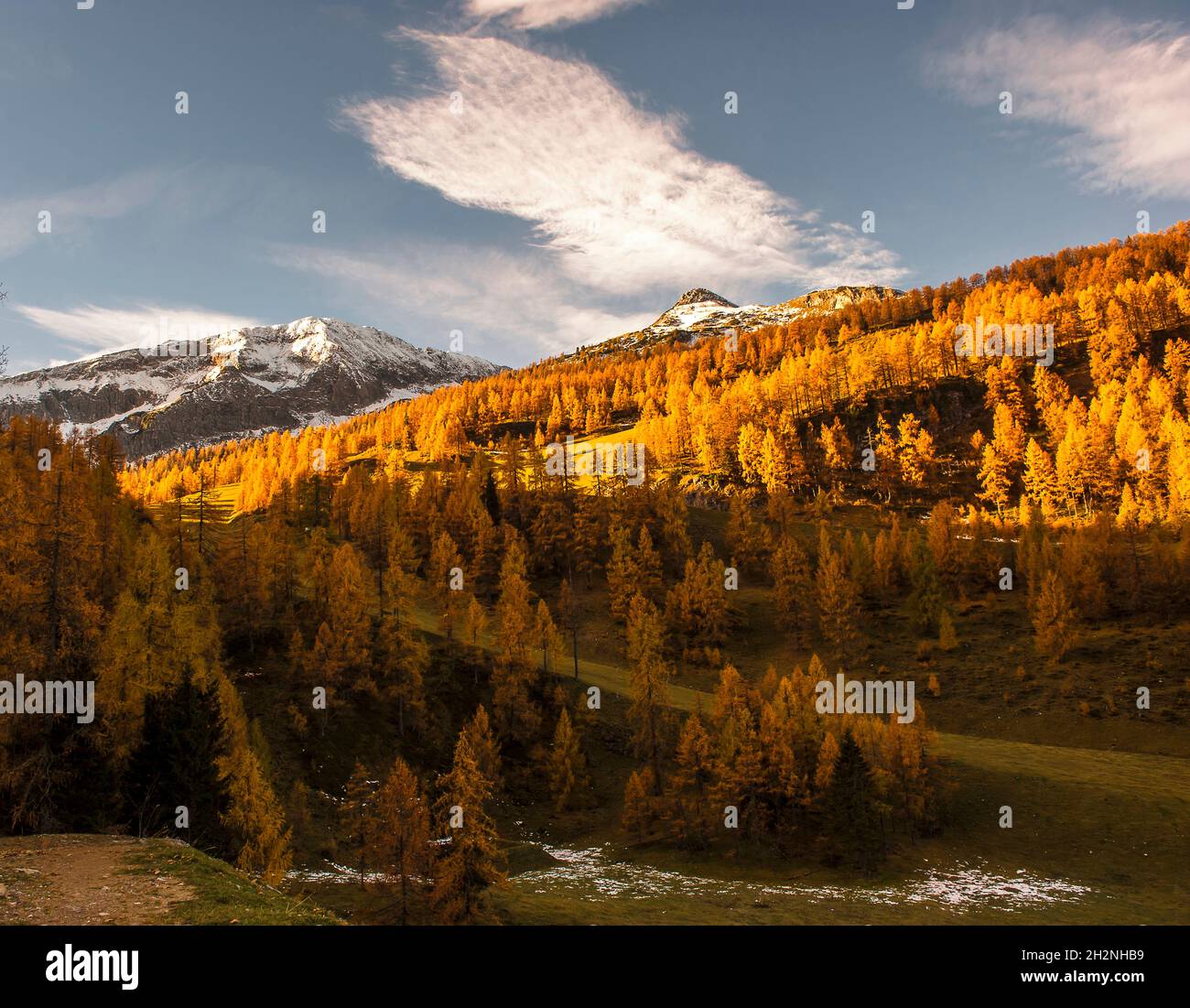Deux randonneurs haut de gamme dans les Alpes Ennstales Banque D'Images