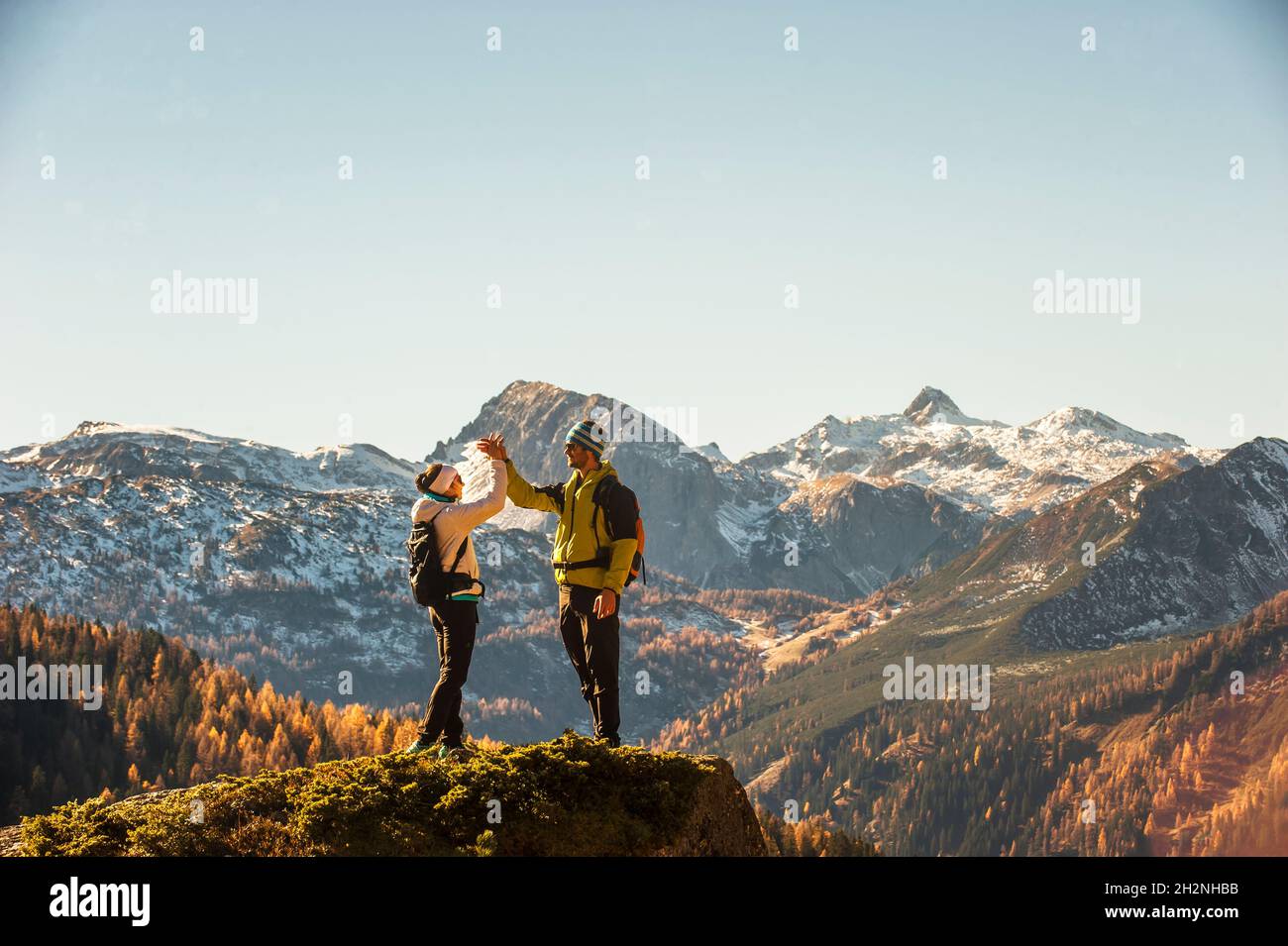 Deux randonneurs se balançant ensemble sur un tas de rochers dans les Alpes Ennstales Banque D'Images