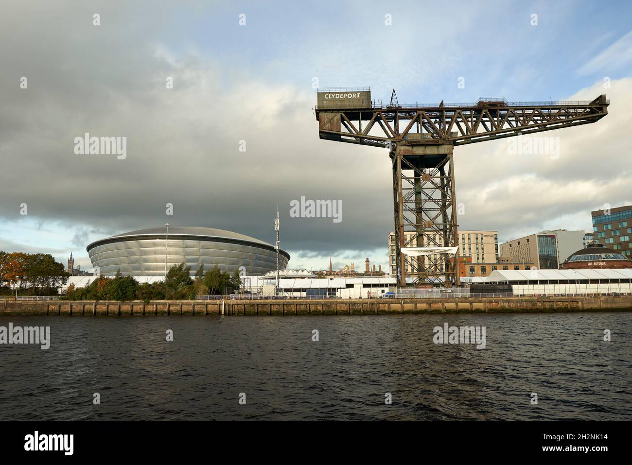 Vue sur le lieu de la conférence COP26 des Nations Unies sur le changement climatique Glasgow, le campus des événements écossais avec des sites emblématiques de Glasgow. Banque D'Images