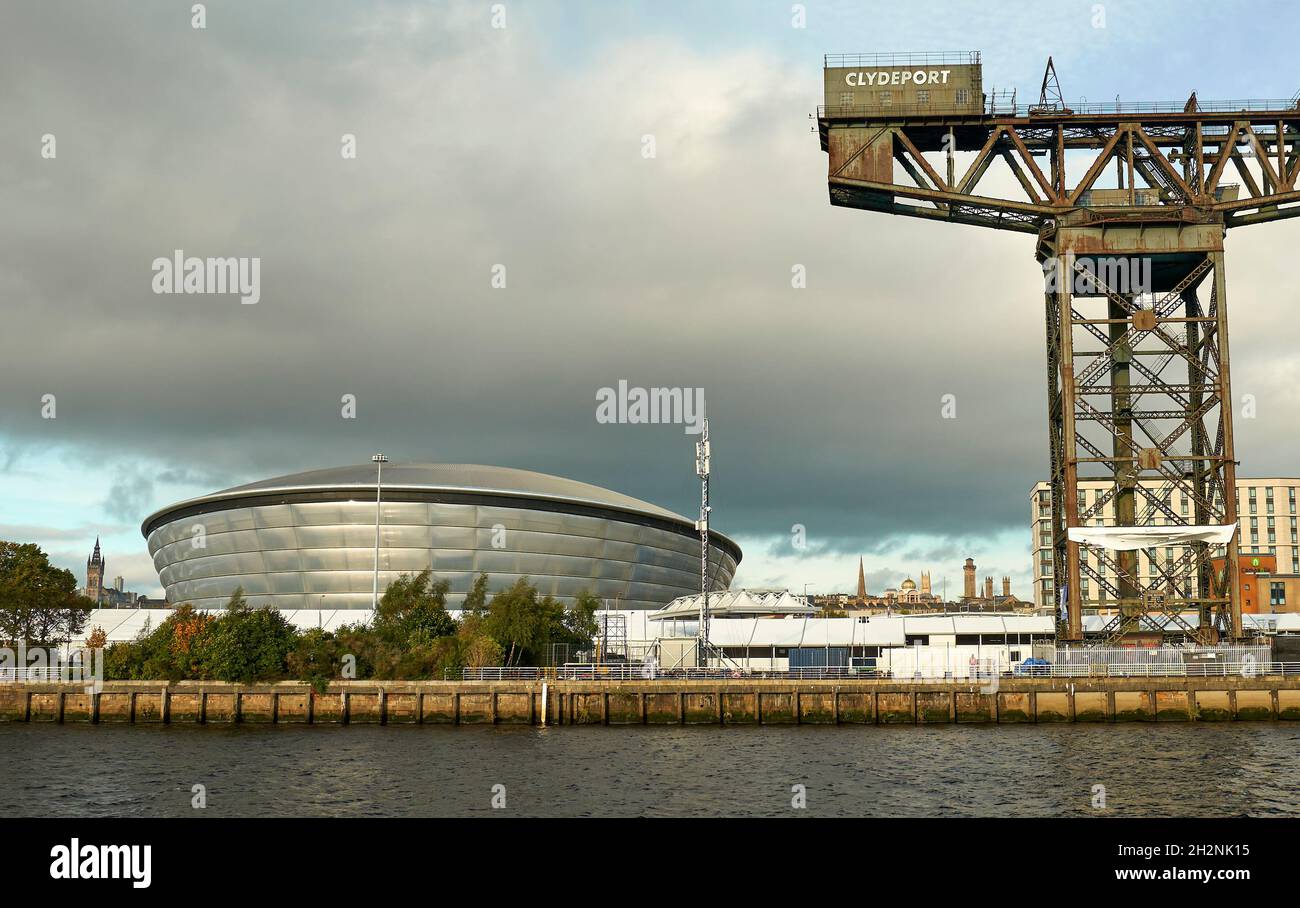 Vue sur le lieu de la conférence COP26 des Nations Unies sur le changement climatique Glasgow, le campus des événements écossais avec des sites emblématiques de Glasgow. Banque D'Images