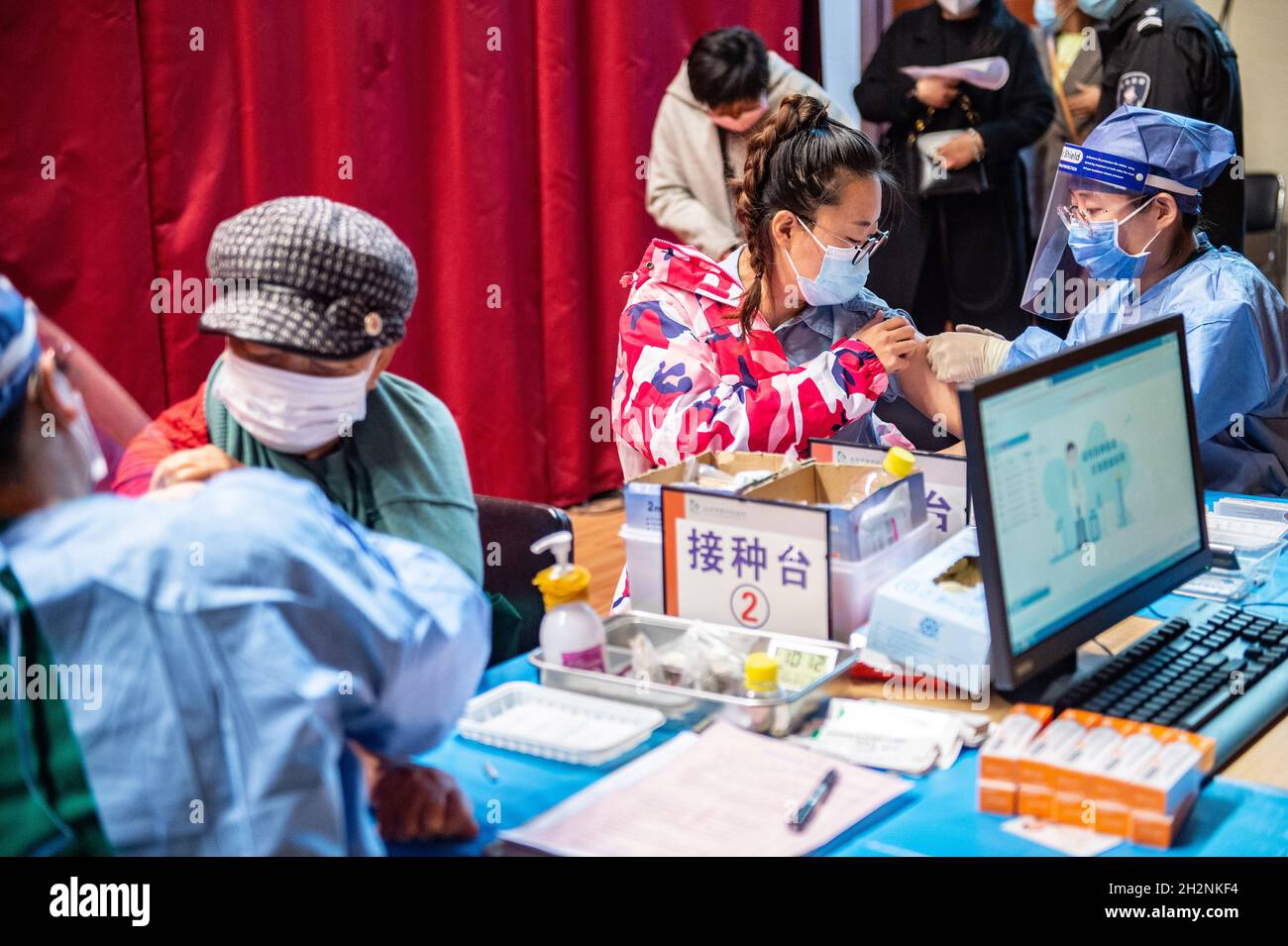 Pékin, Chine.23 octobre 2021.Les résidents reçoivent des injections de rappel du vaccin COVID-19 sur un site de vaccination temporaire dans le district de Changping de Beijing, capitale de la Chine, le 23 octobre 2021.Credit: Chen Zhonghao/Xinhua/Alay Live News Banque D'Images