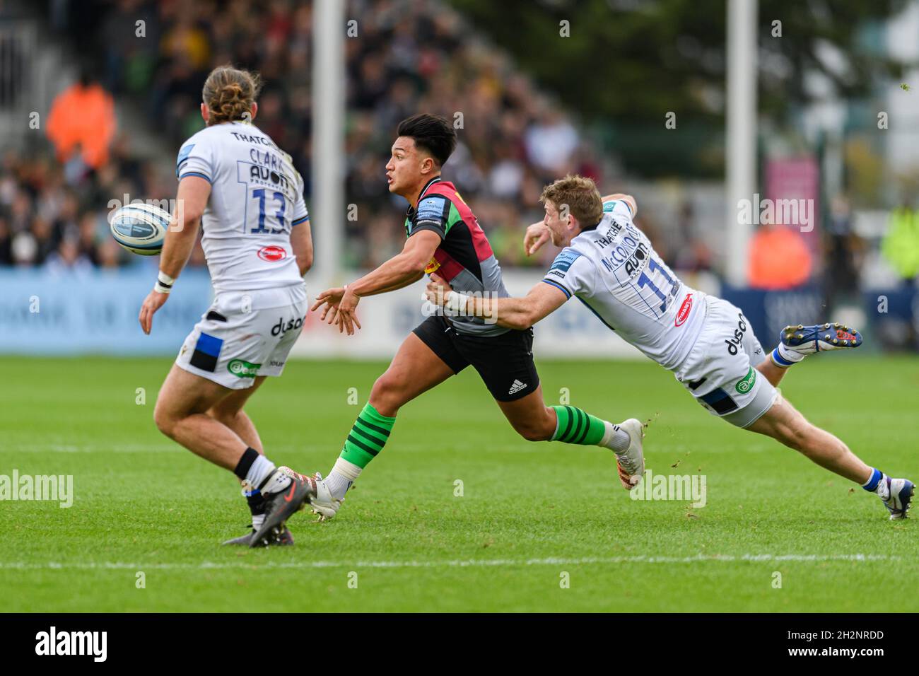 LONDRES, ROYAUME-UNI.23e octobre 2021.Marcus Smith de Harlequins est affronté lors du match de rugby Gallagher Premiership Round 6 entre Harlequins vs Bath Rugby au Stoop Stadium le samedi 23 octobre 2021.LONDRES, ANGLETERRE.Credit: Taka G Wu/Alay Live News Banque D'Images