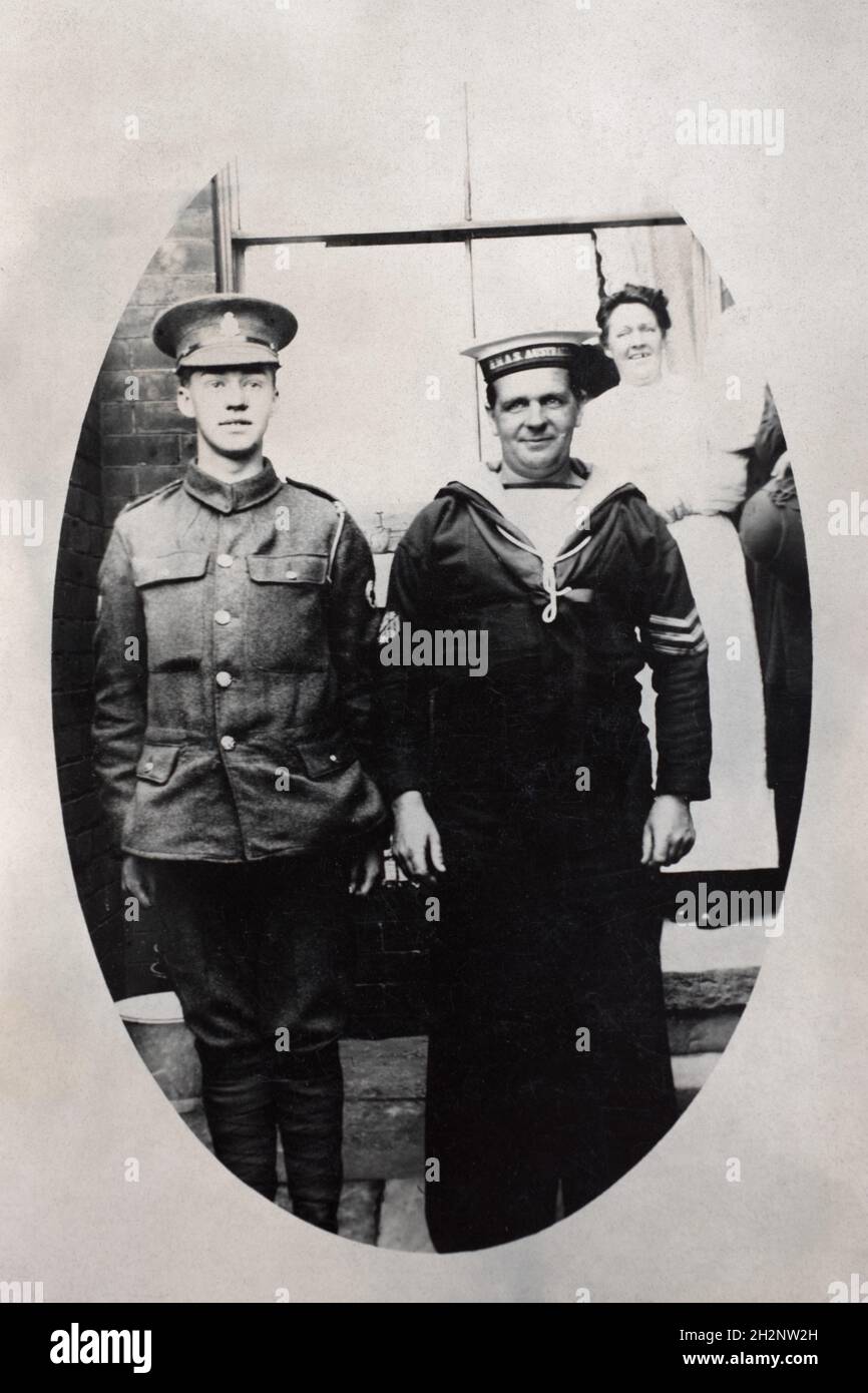 Un portrait de la première Guerre mondiale d'un soldat de l'armée britannique, d'un soldat du Royal Army Medical corps (RAMC) et d'un salueur australien, un Visual Signalman de 3e classe avec 3 longues bandes de service et de bonne conduite.Le marin provient du navire HMAS Australia (actif 1911-1921) uniquement du navire de la capitale australienne.Une femme se tient dans l'arrière-plan regardant sur.Possiblly une famille. Banque D'Images