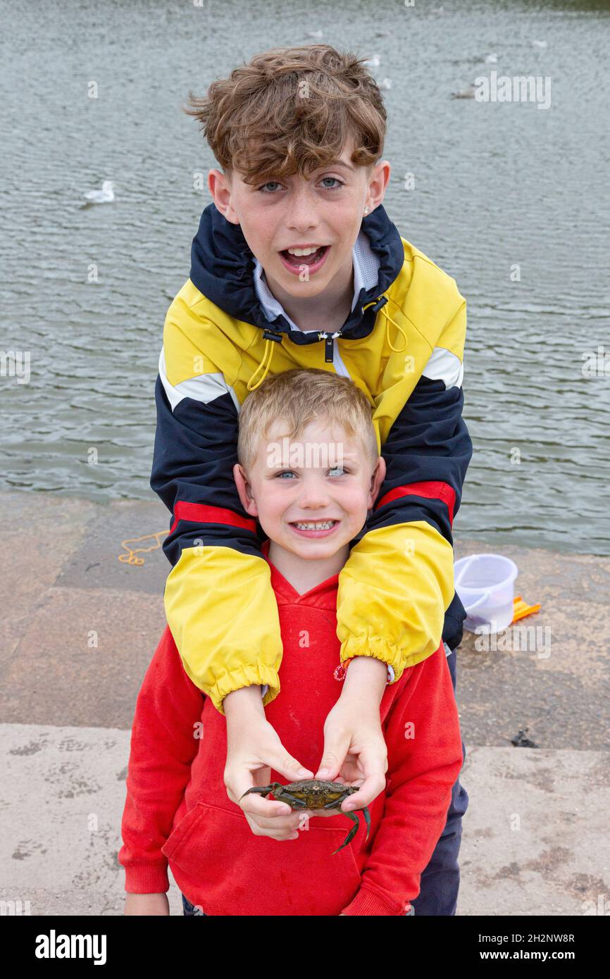 Pêche au crabe pêche au crabe à Stoke Gabriel, Totnes, Devon, Angleterre, Royaume-Uni. Banque D'Images