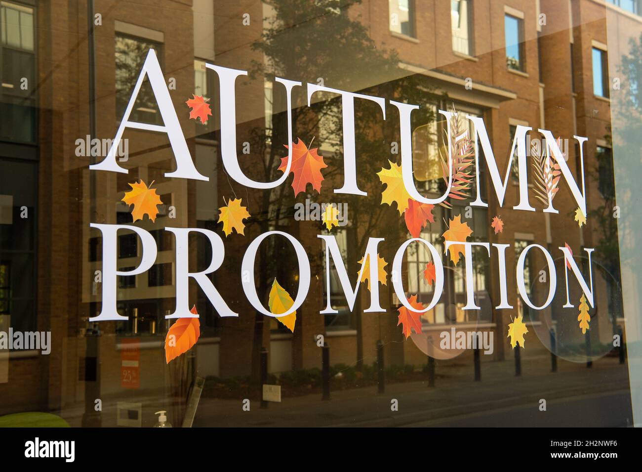 Windsor, Berkshire, Royaume-Uni.21 octobre 2021.Une affiche promotion d'automne dans une fenêtre de magasin.C'était l'après-midi chaud et ensoleillé à Windsor aujourd'hui.Crédit : Maureen McLean/Alay Banque D'Images