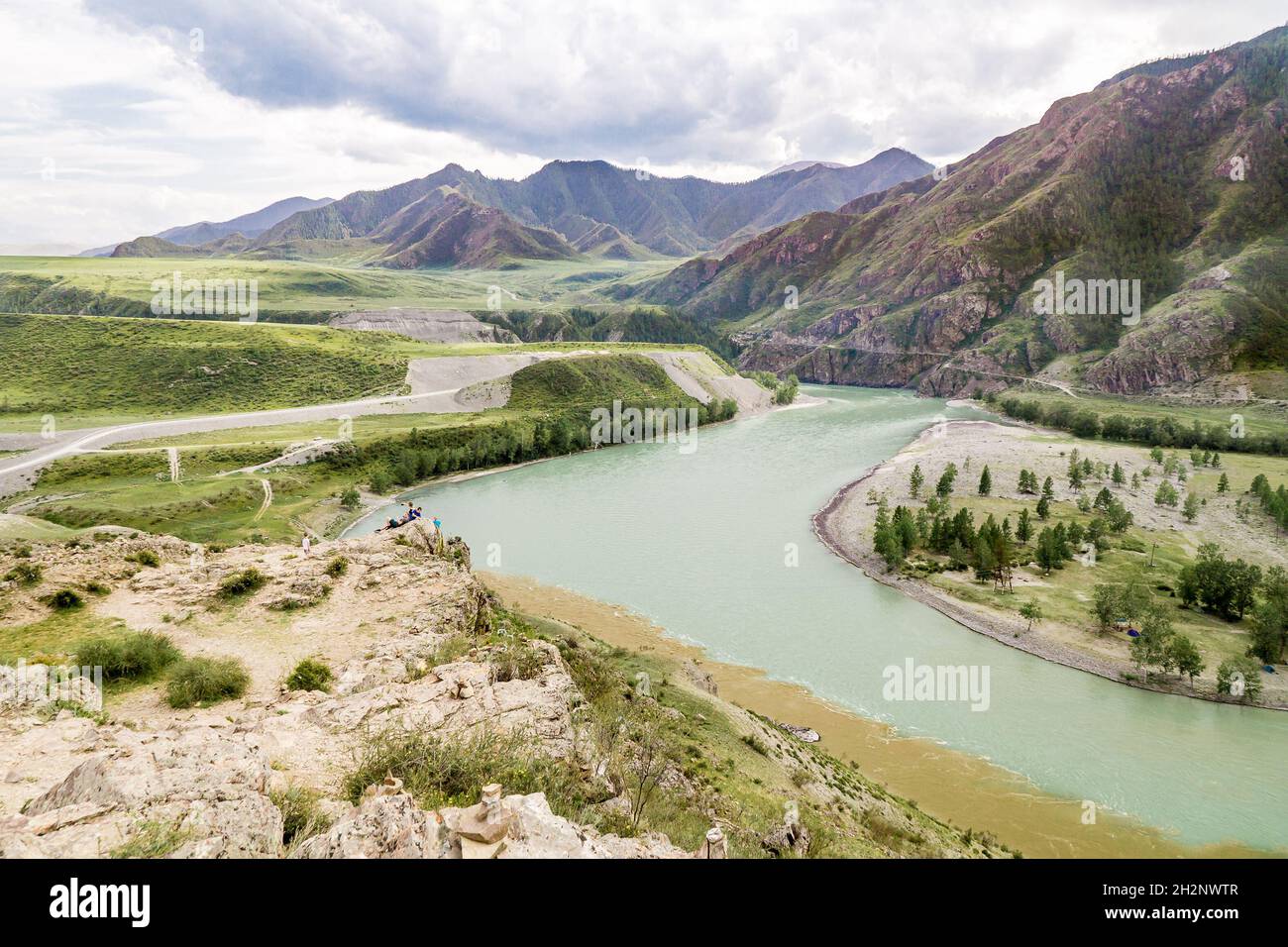 Rive rocheuse abrupte d'une rivière de montagne près de la confluence des rivières Chuya et Katun, la confluence de deux rivières avec l'eau claire et boueuse Banque D'Images