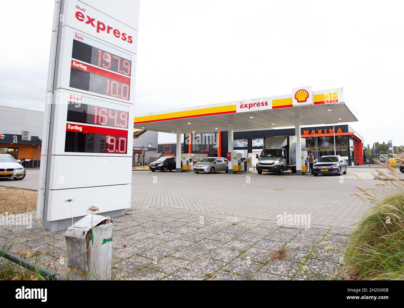 211023) -- AMSTERDAM, le 23 octobre 2021 (Xinhua) -- la photo prise le 16  octobre 2021 montre un tableau des prix de l'essence dans une  station-service à Haarlem, aux pays-Bas.Les prix de