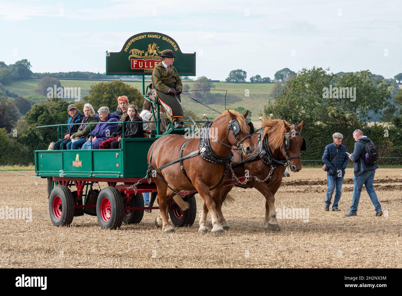 Promenade à cheval et en calèche lors d'un événement Heavy Horse, le match de labour de la Grande-Angleterre qui s'est tenu à Droxford, Hampshire, Angleterre, Royaume-Uni, octobre 2021. Banque D'Images