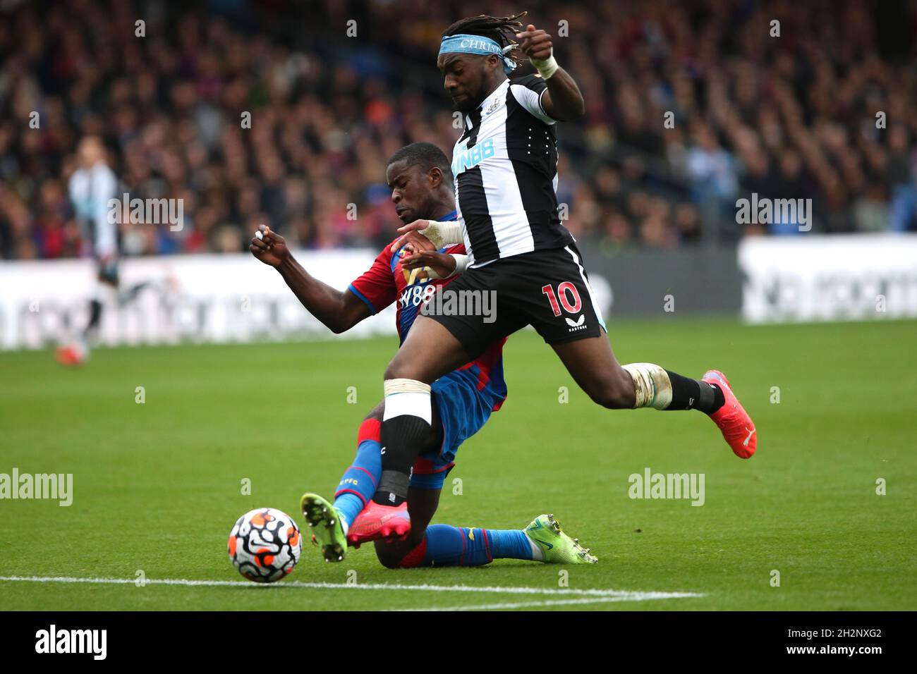 LONDRES, ROYAUME-UNI.23 OCTOBRE Marc Guehi de Crystal Palace s'attaque à Allan Saint-Maximin de Newcastle Unitedpendant le match de la Premier League entre Crystal Palace et Newcastle United à Selhurst Park, Londres, le samedi 23 octobre 2021.(Credit: Tom West | MI News) Credit: MI News & Sport /Alay Live News Banque D'Images