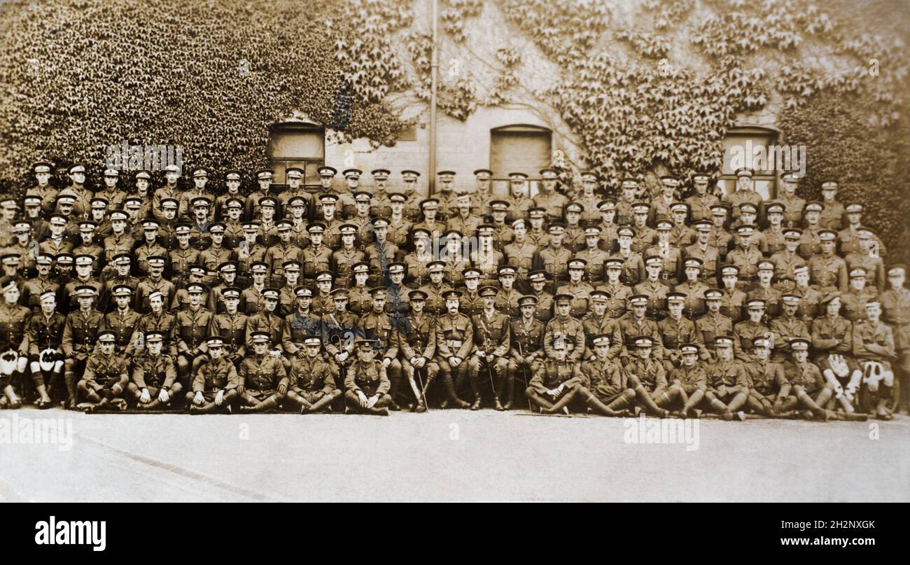 Une photo de groupe de la première Guerre mondiale de la Compagnie C, 8e Bataillon des cadets officiers.Les cadets de l'officier ont des bandes blanches autour de leur chapeau pour indiquer qu'ils sont des cadets et que chaque homme porte l'insigne de chapeau de son régiment d'origine.Dans le cadre avant, le personnel de traning peut être vu, y compris les officiers et les Sargents.On croyait être à Whittington Barracks, Lichfield.Les photographes étaient de Tamworth, Staffordshire. Banque D'Images