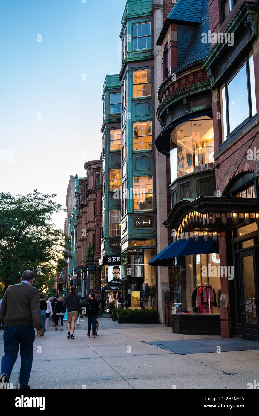 Boston, Massachusetts = 6 octobre 2021 : scène de rue le long de la célèbre rue Newbury Street dans la région de Back Bay de Boston vue au coucher du soleil Banque D'Images