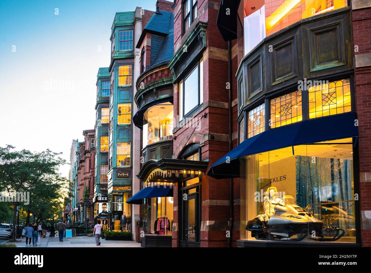 Boston, Massachusetts = 6 octobre 2021 : scène de rue le long de la célèbre rue Newbury Street dans la région de Back Bay de Boston vue au coucher du soleil Banque D'Images