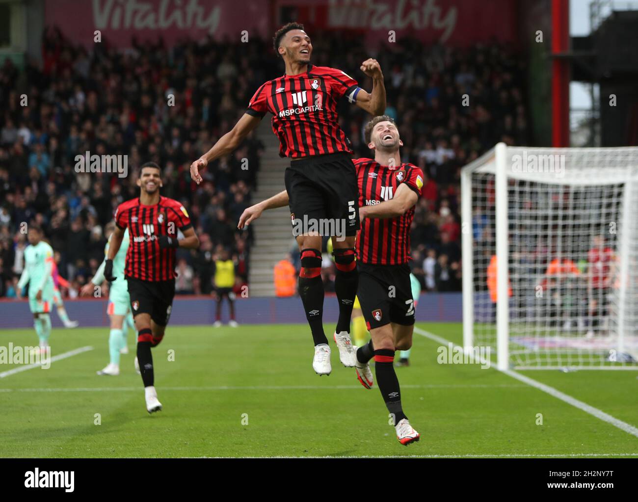 Lloyd Kelly, de Bournemouth (au centre), célèbre le troisième but de son match lors du championnat Sky Bet au stade Vitality, à Bournemouth.Date de la photo: Samedi 23 octobre 2021. Banque D'Images