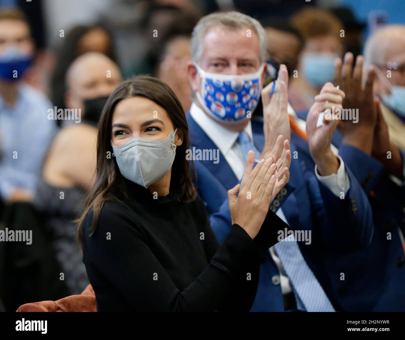 Le maire Bill deBlasio (démocrate de New York, New York) et la représentante des États-Unis Alexandria Ocasio-Cortez (démocrate de New York) applaudissent avant que le vice-président Kamala Harris ne prononce un discours au YMCA du Bronx du Nord-est à New York, le vendredi 22 octobre 2021.Crédit: John Angelillo/Pool via CNP /MediaPunch Banque D'Images