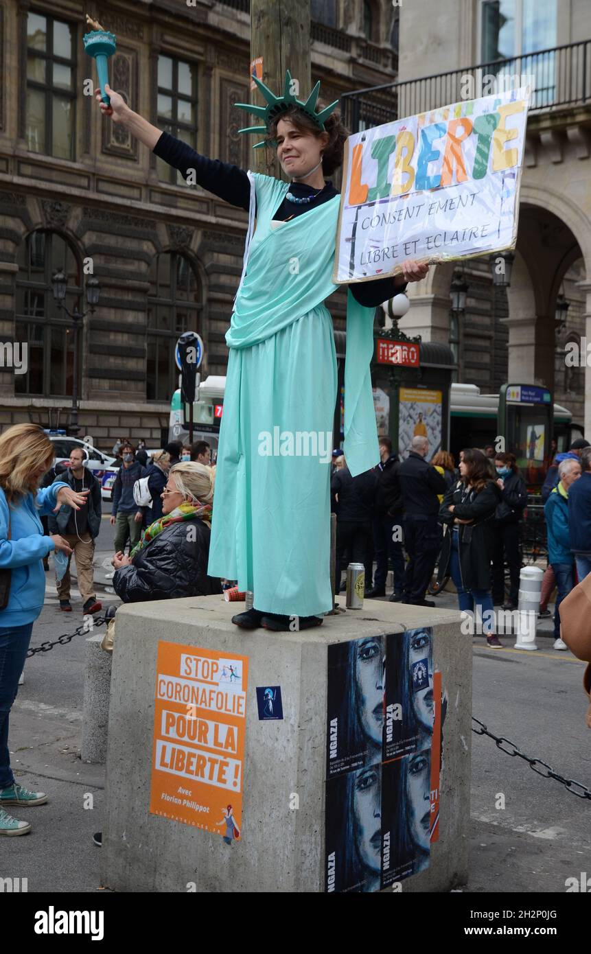 Paris nouvelle manifestation contre la carte de santé, et vaccination obligatoire avec Florian Philippot président du parti les patriotes. Banque D'Images